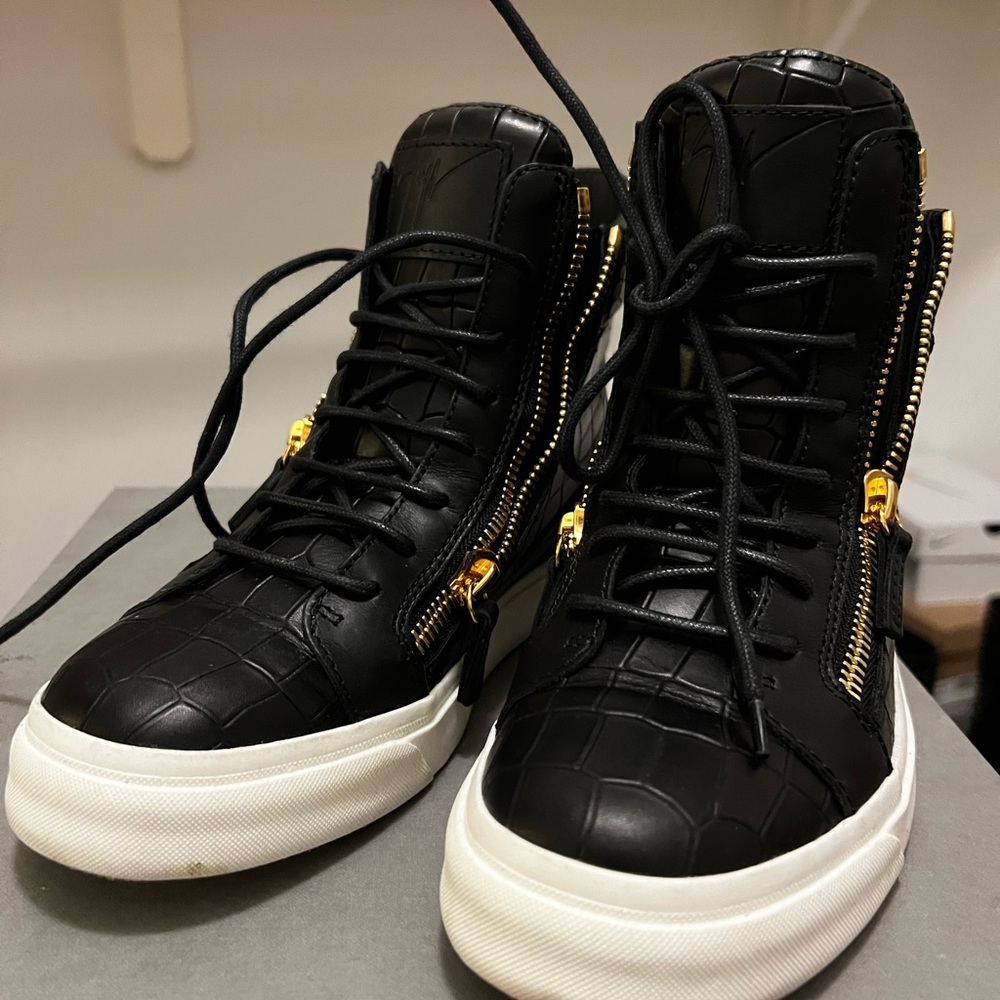 Giuseppe Zanotti women’s tennis